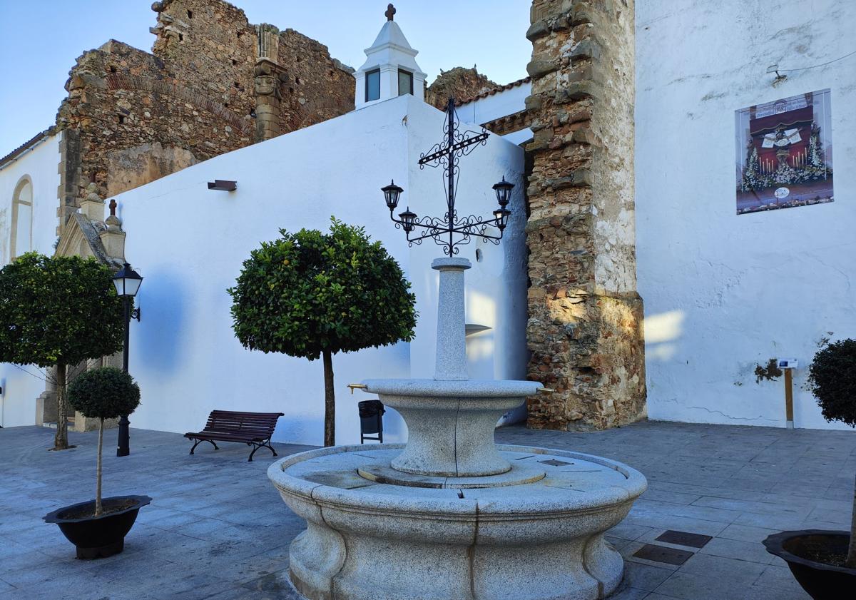 Imagen principal - Imágenes durante la instalación de la cruz