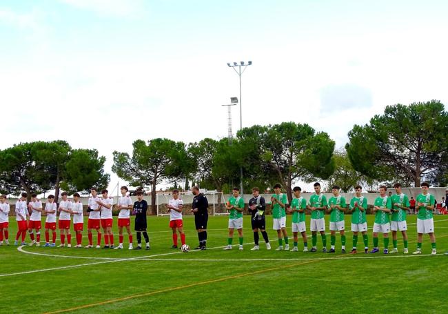 Salida al terreno de juego de los equipos