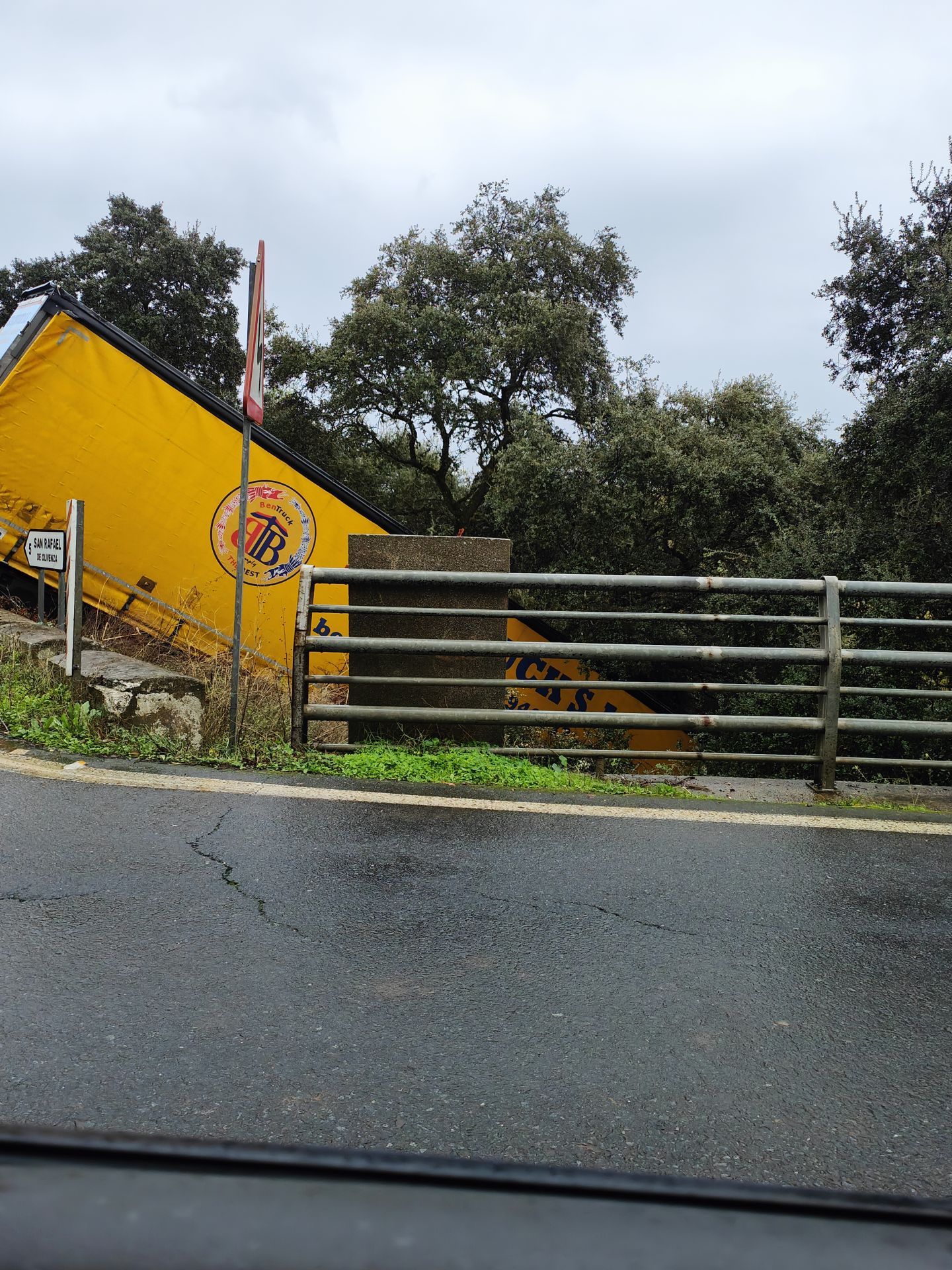 Imagen secundaria 2 - 1. Caravana originada dirección a Olivenza. 2. Tras la apertura del tráfico. 3. Caja del camión accidentada