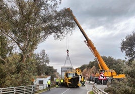 Durante las laboras de rescate del camión