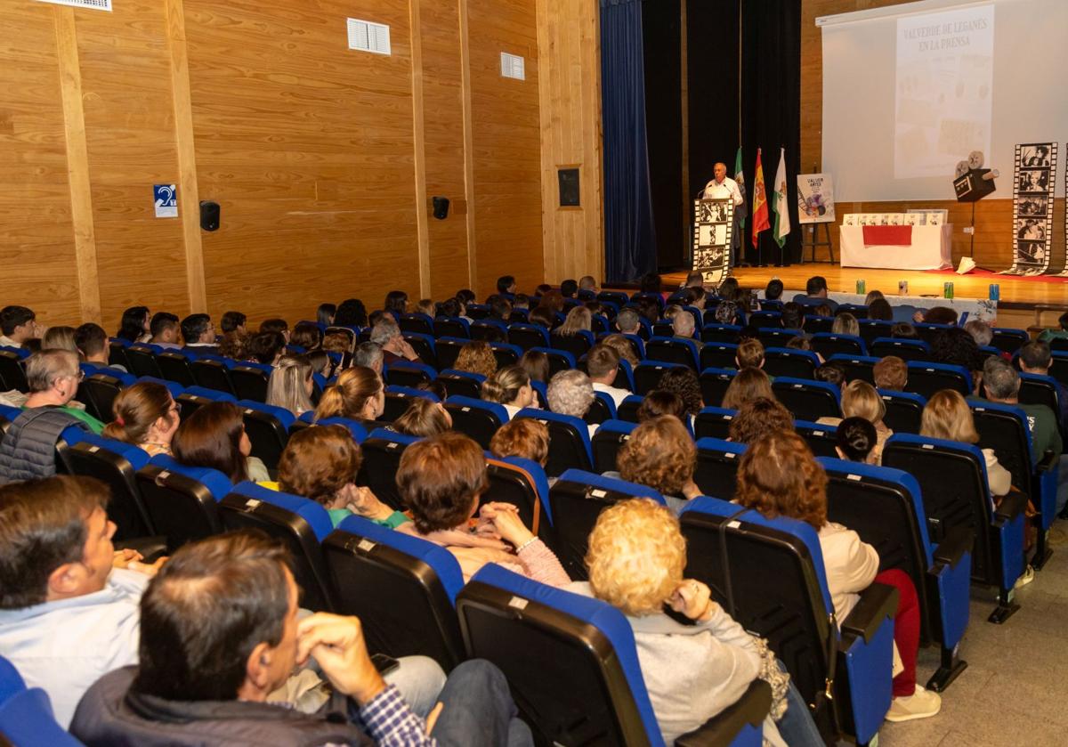 Imagen principal - Durante la presentación del libro