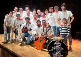 Los Escusaos tras la presentación de la actuación a sus familiares y amigos