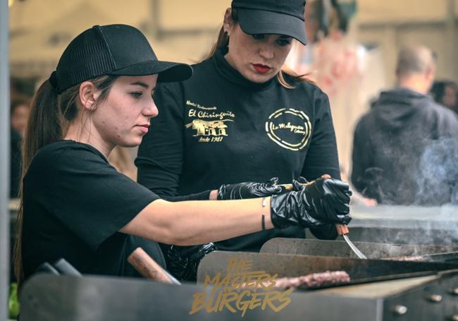 Elaborando la hamburguesa de El Chiringuito