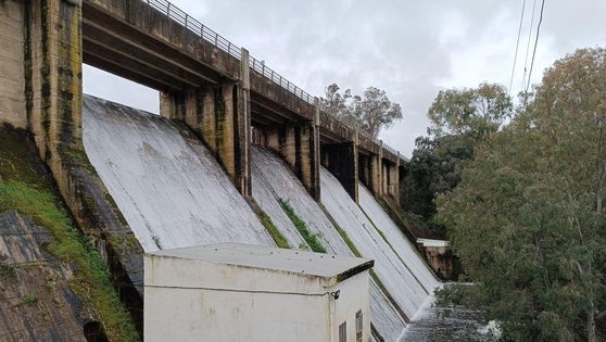 El pantano de Piedra Aguda ya vierte agua por sus cuatro aliviaderos