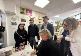 Manuel Borrego, con chaqueta, presenta su candidatura en la sede del PSOE.