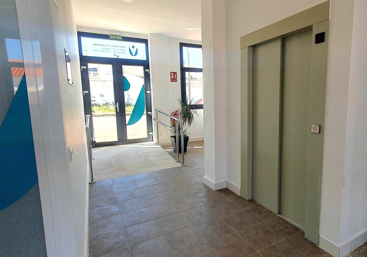 Una de las rampas de acceso y el ascensor