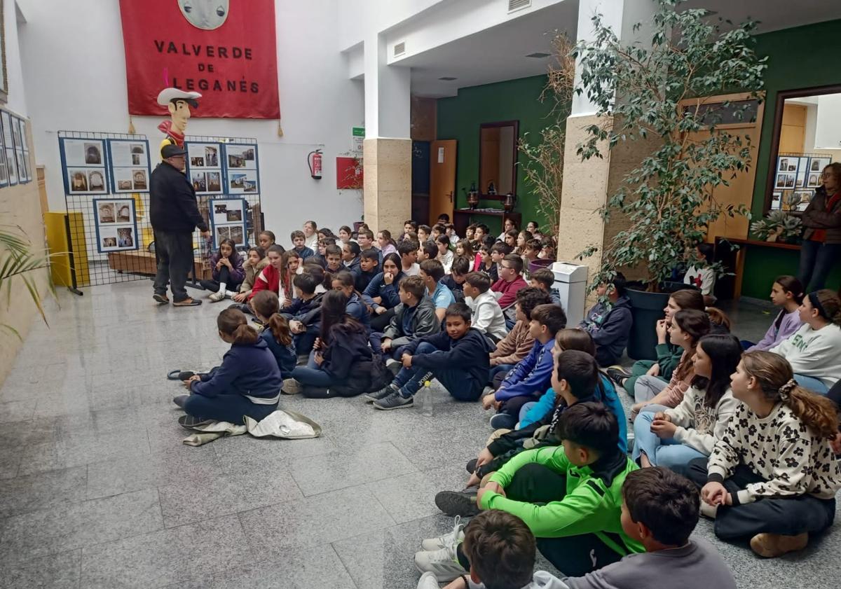 Imagen principal - Imágenes de las charlas