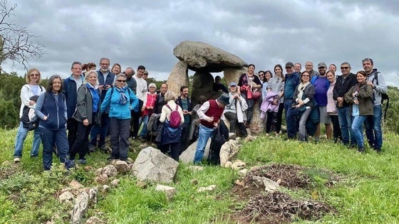 La Asociación Amigos de Badajoz visita el Parque Natural y Arqueológico El Rebellao