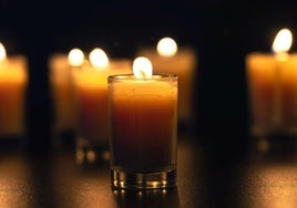 Velas sobre fondo negro