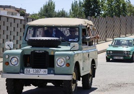 Vehículos clásicos llegando a Valverde