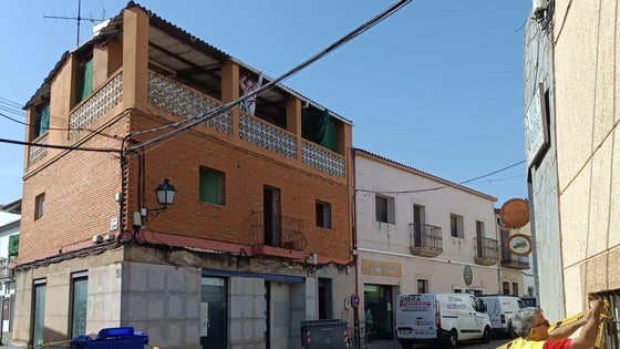 Iniciados los trabajos para demoler el edificio de la esquina entre las calles Bonal y Riscos