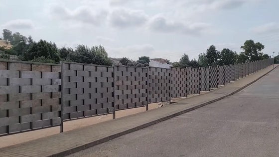 Instalado el cerramiento en el auditorio municipal
