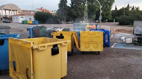 Valverde refuerza la limpieza de los contenedores para mejorar la salubridad y el entorno urbano