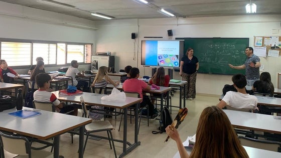 El alumnado del instituto recibe consejos para usar las redes sociales