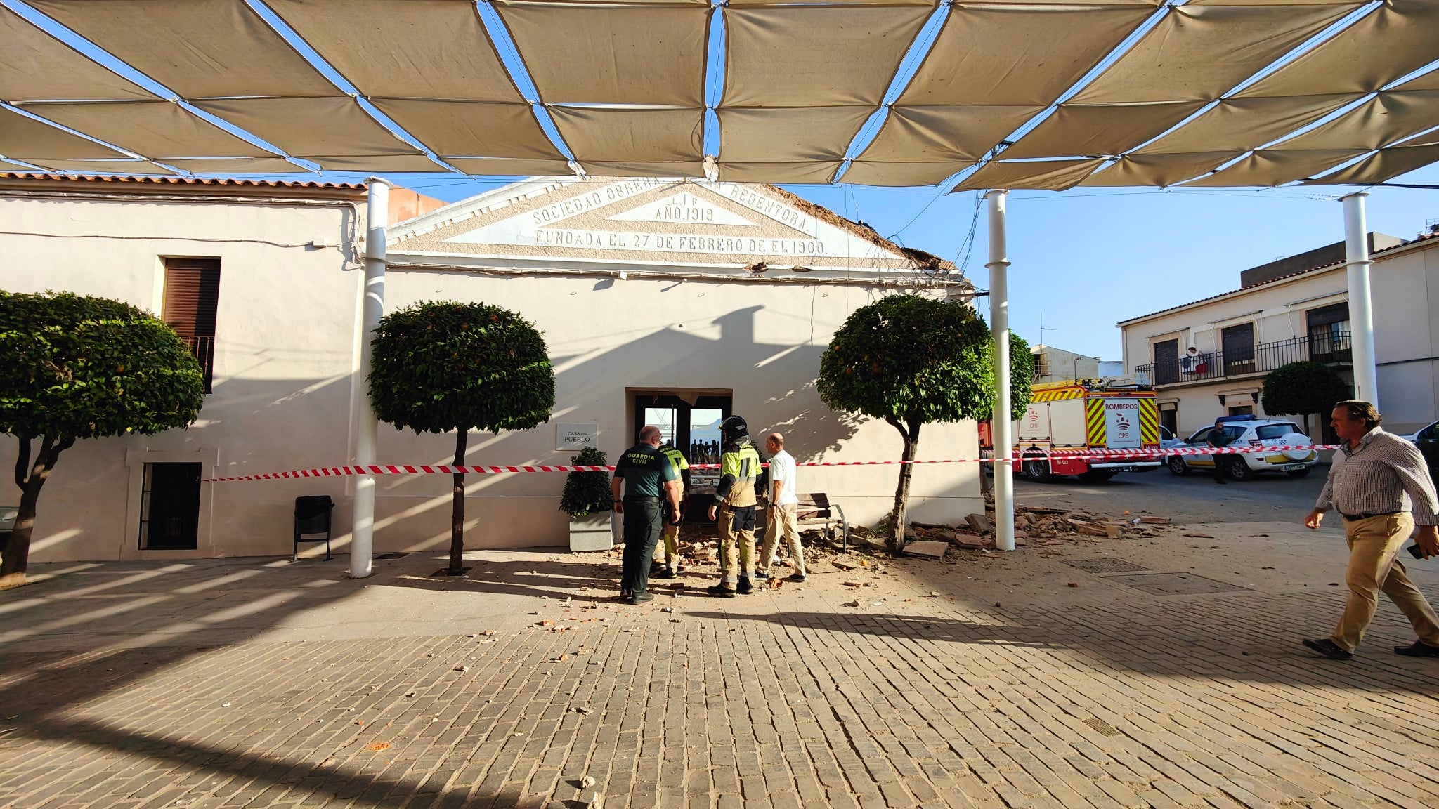 Derrumbe del tejado del salón de la Casa del Pueblo