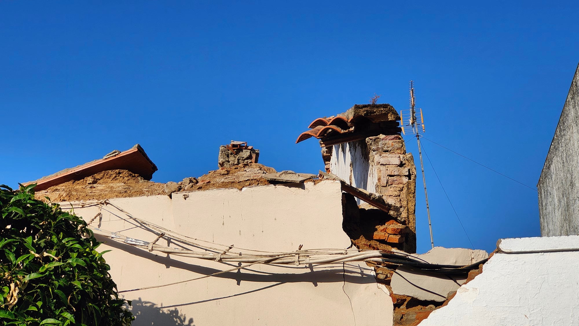 Derrumbe del tejado del salón de la Casa del Pueblo