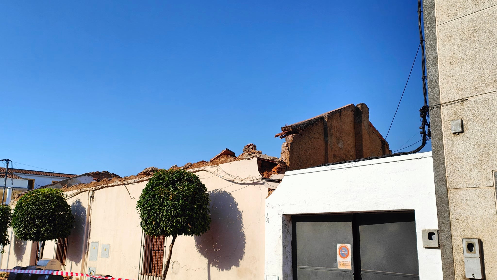 Derrumbe del tejado del salón de la Casa del Pueblo