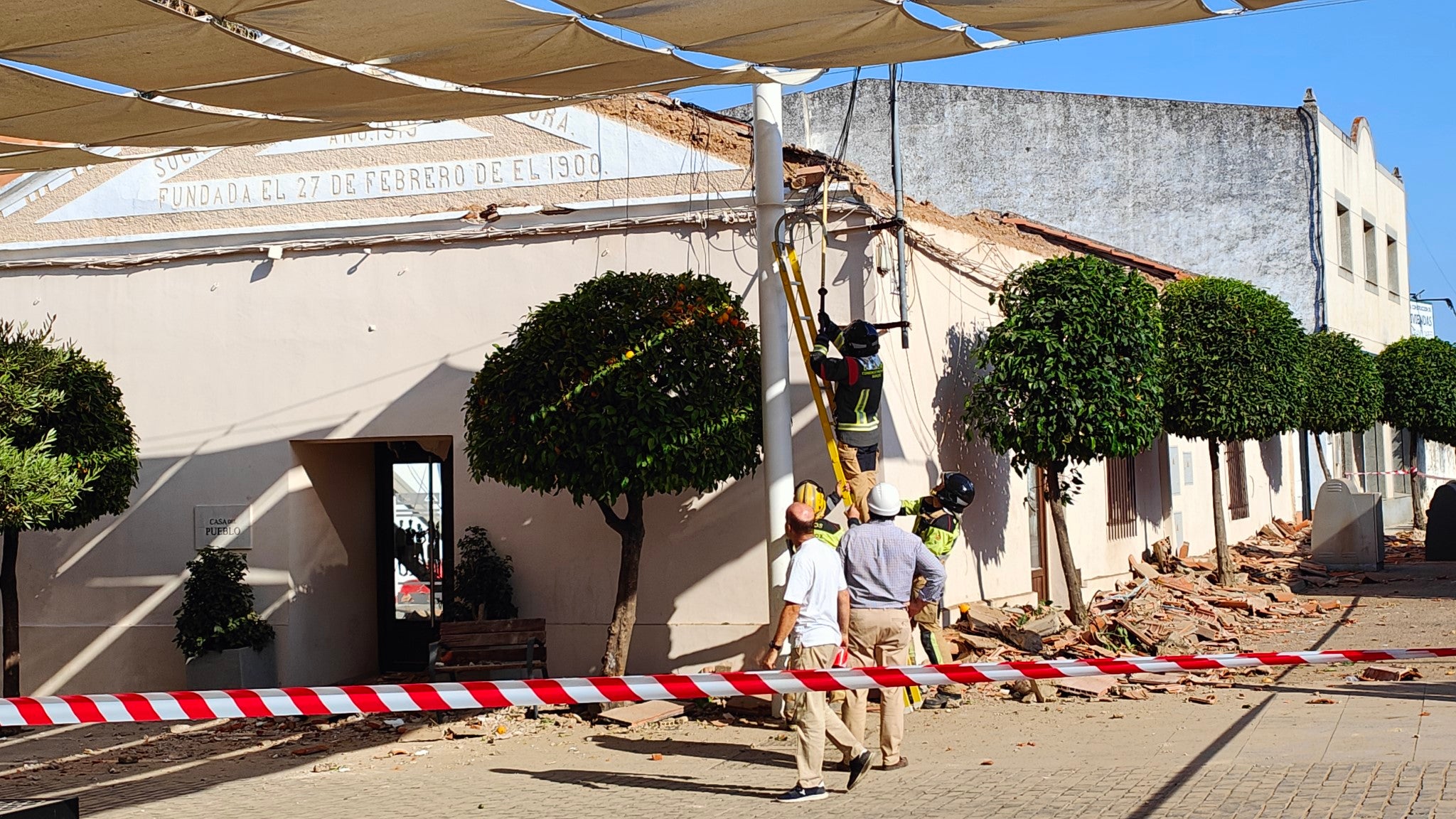 Derrumbe del tejado del salón de la Casa del Pueblo