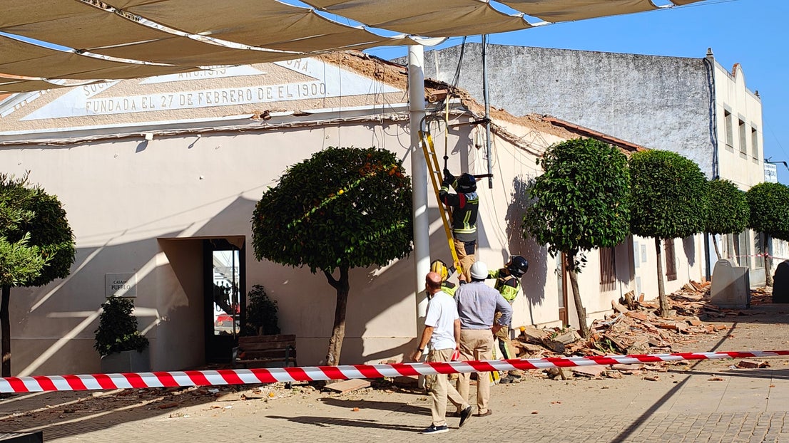 Derrumbe del tejado del salón de la Casa del Pueblo