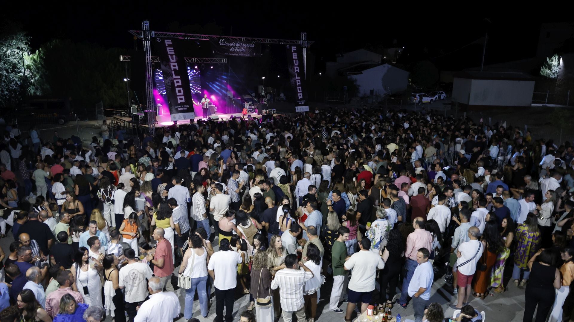Valverdeños y visitantes se divierten durante los conciertos