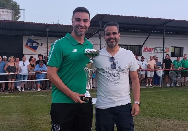 Botello recibe el trofeo de campeón