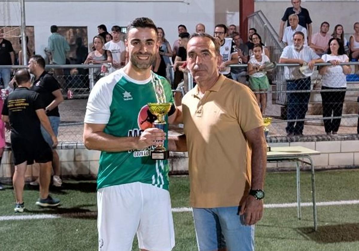 Tras la entrega del trofeo de subcampeón