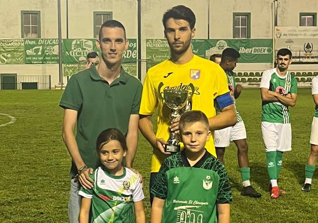 Entrega del trofeo al subcampeón
