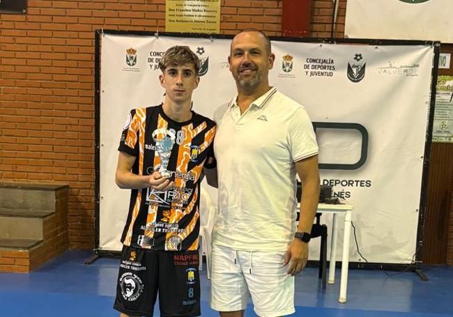 Entrega del trofeo de subcampeón