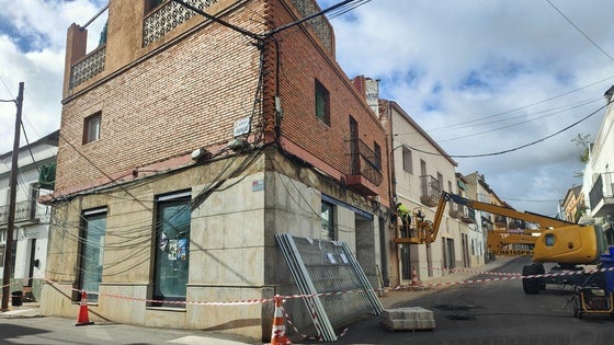 Continúa la demolición del edificio que albergaba la Banca Pueyo