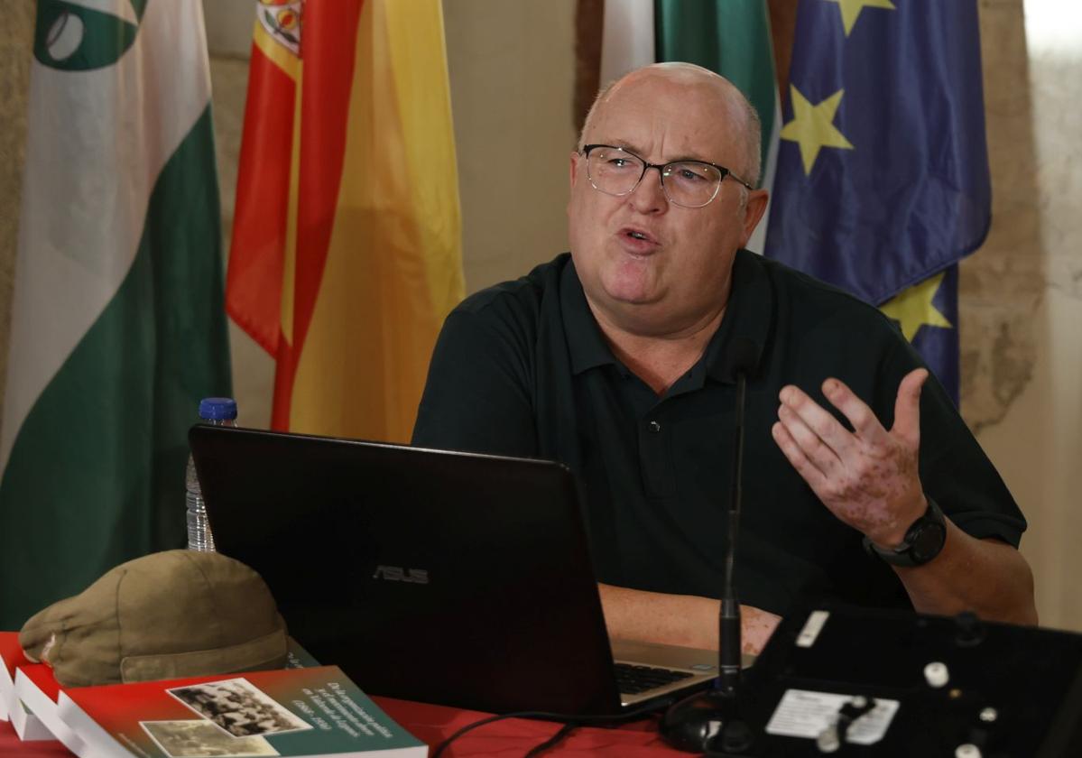 Juan de Dios Santos durante la presentación de su libro