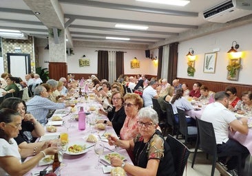 Más de 110 personas participan en la cena solidaria
