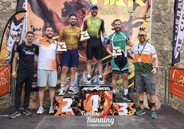 Pepe en el póduim junto a los dos primeros clasificados y los organizadores