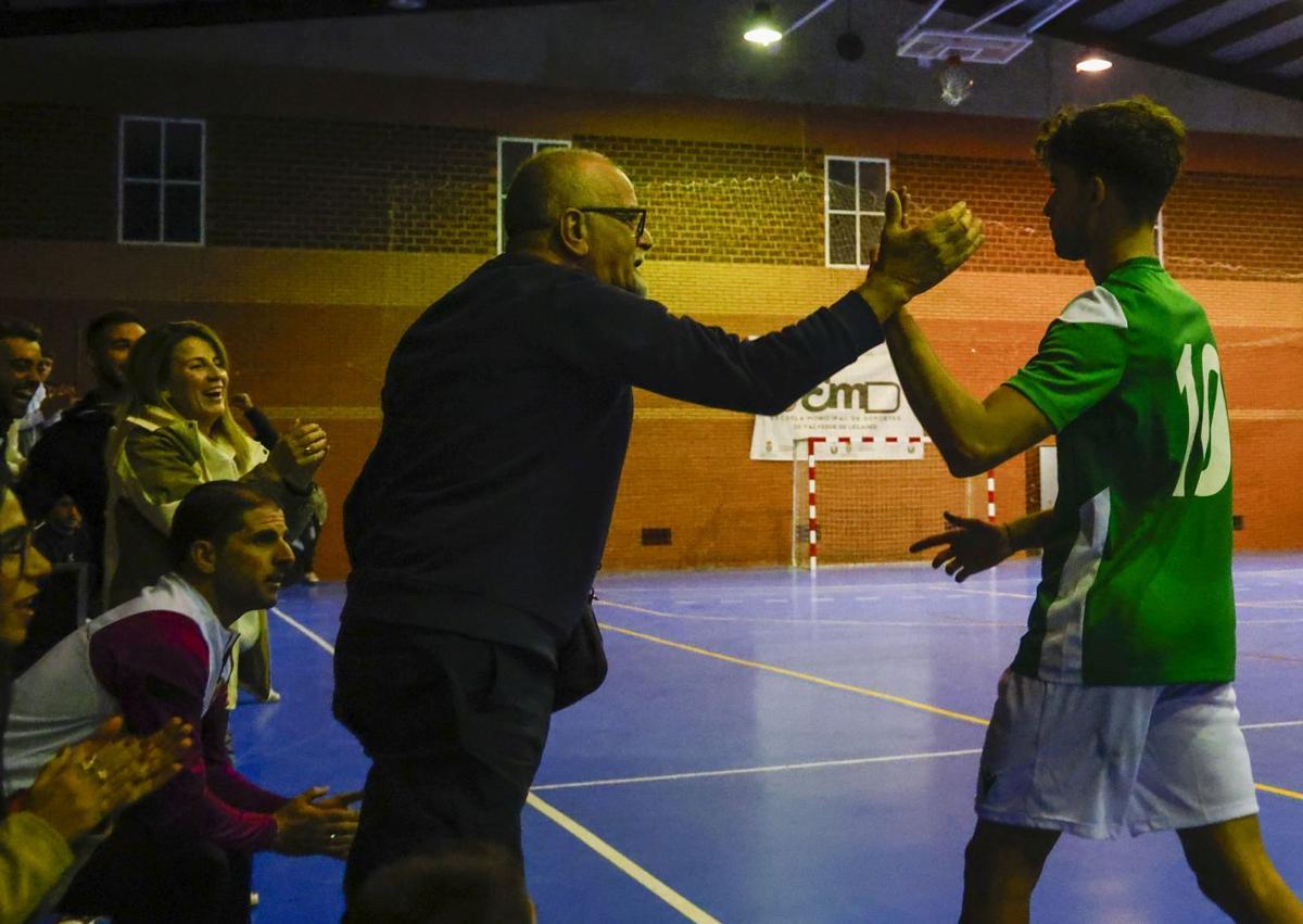 Imagen secundaria 1 - Algunas imágenes del partido