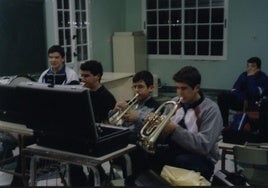 Varios alumnos dando clases en los inicios