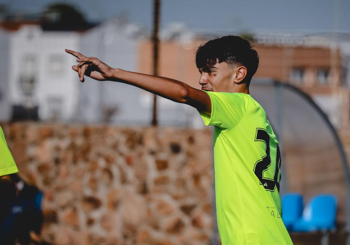 Ignacio dedica su gol en el partido de los cadetes