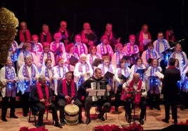 Actuación del Coro Almendro Real