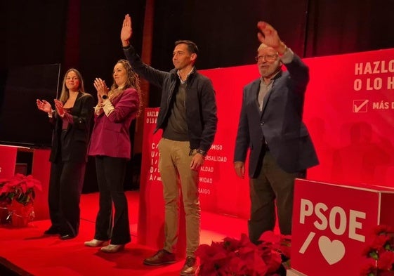 Los intervinientes saludan al público