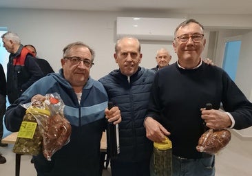 Fernando y Francisco, ganadores del torneo, junto al organizador, Juan
