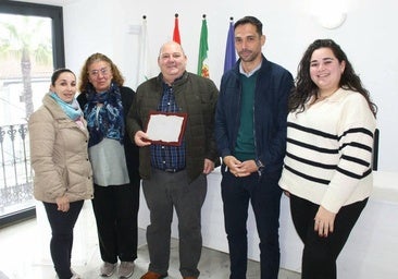 El protagonista, junto a su familia y el alcalde