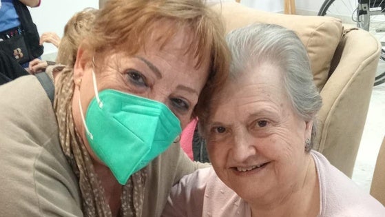 Las miembros del Grupo Local de Lucha contra el Cáncer visitan a los usuarios del CMAR