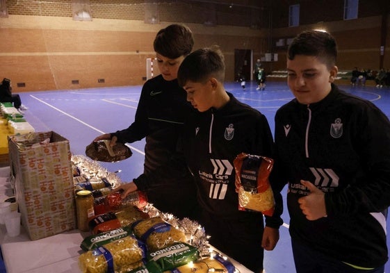 Tres participantes entregan sus donaciones