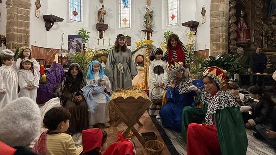 El Belén Viviente llena de emoción la iglesia de San Bartolomé