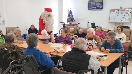 Papá Noel visita a pequeños y mayores