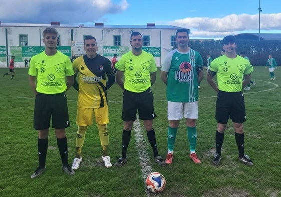 Trío arbitral junto a los capitanes