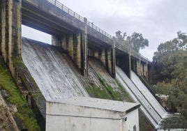 El pantano vertiendo agua