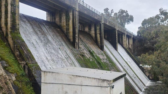 Piedra Aguda ya vierte agua por sus aliviaderos
