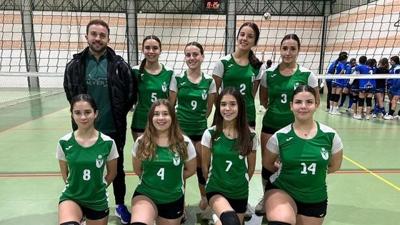 Las chicas de voleibol comienzan el año con derrota
