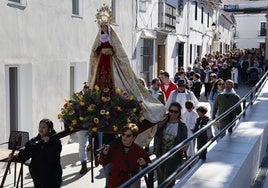 Procesión con la imagnen de la Virgen