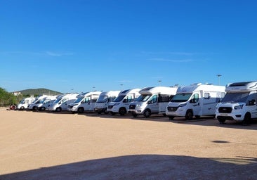 Las primeras autocaravanas ocupando el parking
