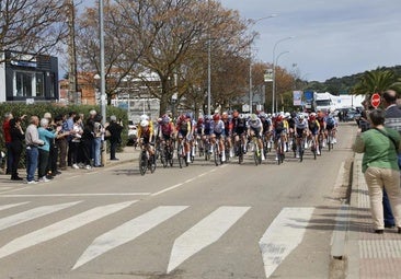 Vuelta Ciclista a Extremadura en su categoría femenina en marzo a su paso por Valverde de Leganés.